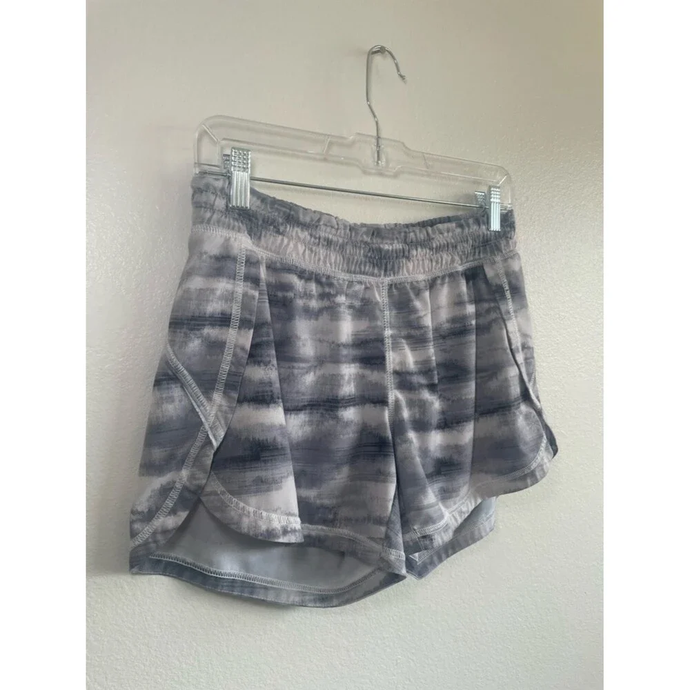 Athleta Gray Abstract Print Running Shorts – Size Small